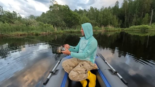 Ловля ОКУНЯ на БОЛОТЕ! Рыбалка на СПИННИНГ с ЛОДКИ! Воблеры и Резина! C лайтом на лодке! смотреть онлайн
