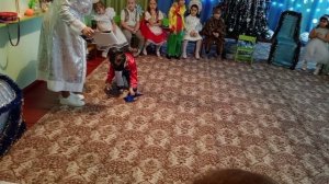 мы повесим шарики, а потом фонарики