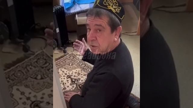 «Я намаз не прерву»: охранник отказался открывать шлагбаум жительнице ЖК из-за молитвы