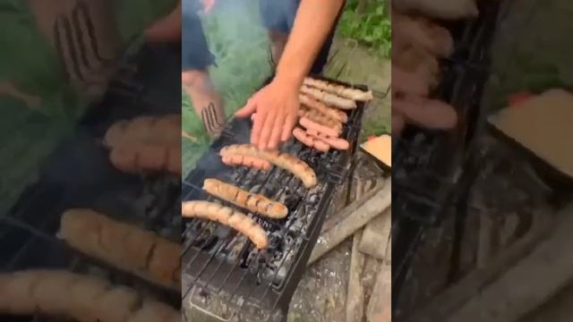 пожарили  сосиски на мангале