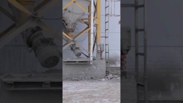 Сколько 50-ти кг мешков цемента нужно для производства 20.000 блоков в сутки? НУЖЕН ЦЕМЕНТОВОЗ смотреть онлайн