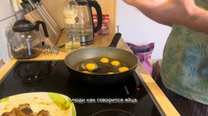 Как пожарить правильно яичницу с сосисками