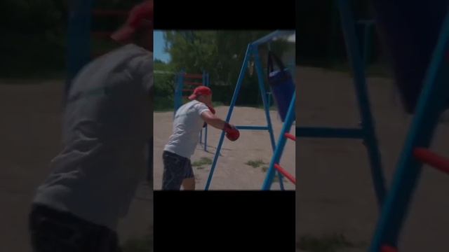 Тренировки на уличных брусьях, воркаут площадках и турниках производства фабрики ApolonSport