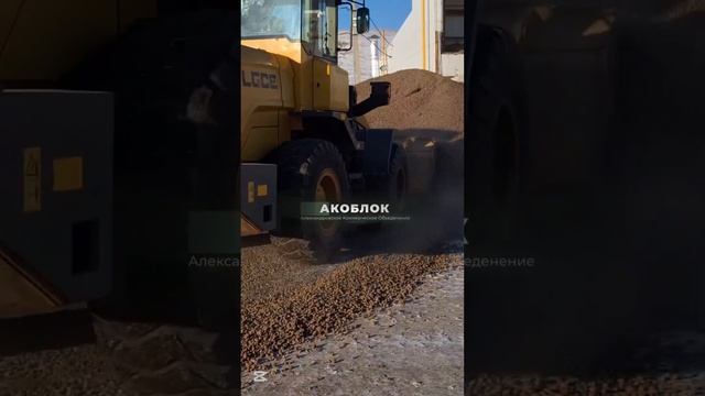 Керамзит изготавливают из обычной глины,которую обжигают в спец. печах при высоких температурах. смотреть онлайн