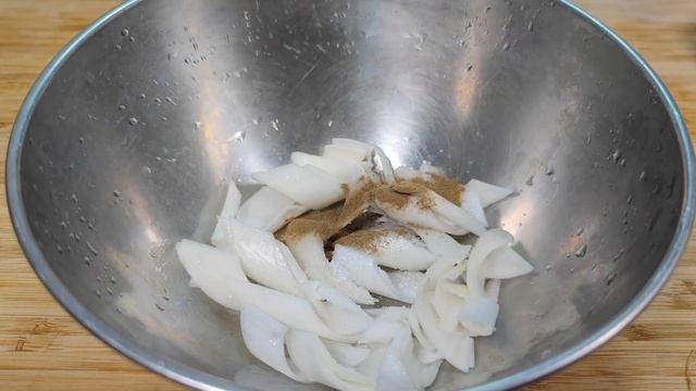 葱烧豆腐千万别焯水，也别用刀切，大厨教您正确做法，做出来豆腐，外焦里嫩， 葱香味十足。大厨烧豆腐的最传统做法，先煎后炖，焖煮入味。