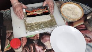 готовим роллы    Калифорния с масляной рыбой
