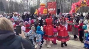 Проводы Зимы в Подмосковье, сжигание чучела, масленичные гуляния.