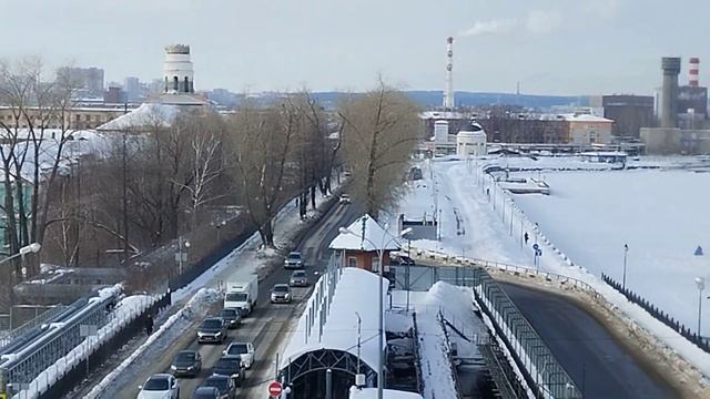 вид на плотину и набережную Ижевского пруда со смотровой площадки площади оружейников