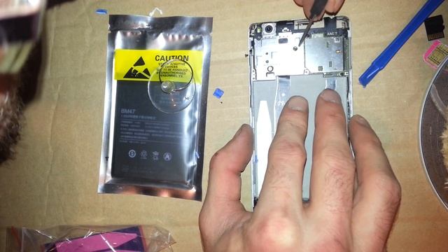 Xiaomi Redmi 3 Dissasembly - Fast battery replacement BM 47 type смотреть онлайн