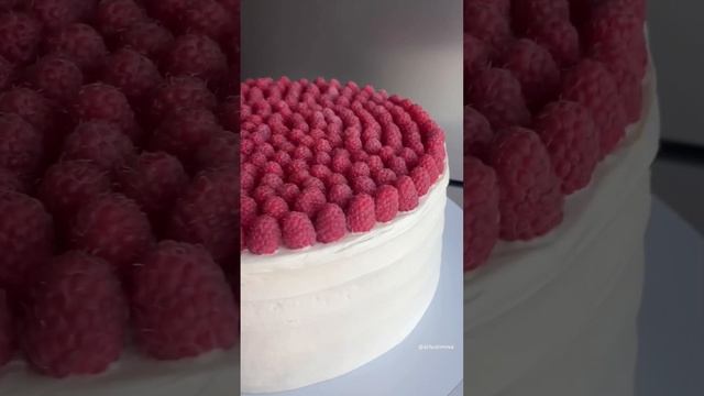 Как вам такой торт? 😍 #свадебныйторт #итальянскийпирог #бисквитныйторт #тортсягодами #ганаш #крем