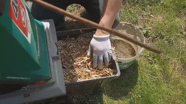 Измельчаем ветки садовым измельчителем