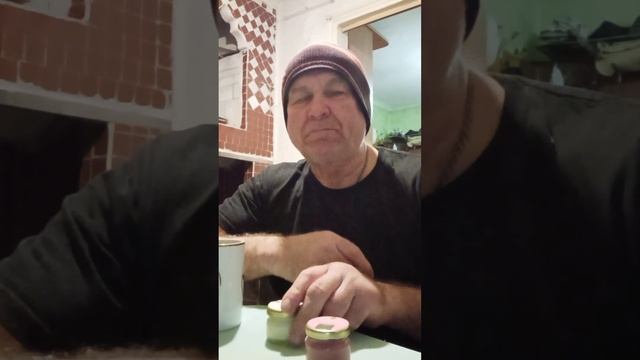 Пробую мёд-суфле и чай из посылки.