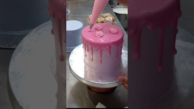 ye dekhiye Ice Cream Donut cake decorating simple design cake #video #tending #Design #cake #wow