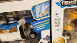 роботы в магазине игрушек. robot tobot тоботы