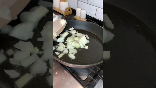 Шакшука - яичница с помидором и перцем
