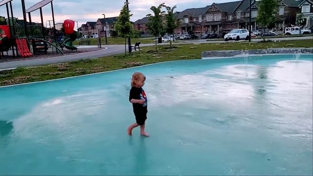 Саша очень любит воду 💦 смотреть онлайн
