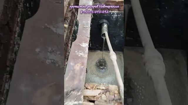 Журчит, течет.