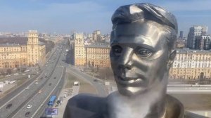 В Москве отмыли памятник Гагарину