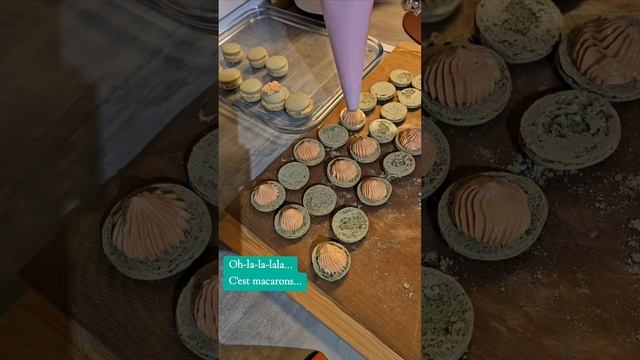 Мои первые Макарон , причем на швейцарской меренге.