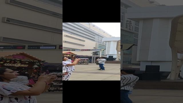 Новогодний двор в торговом центре