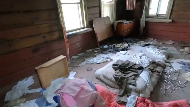 Заброшенная деревня с кучей находок \ Кто-то обитает в заброшенном доме