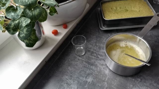 Ciasto szpinakowe z galaretką i brzoskwinią - pyszne żółtko na trawie proste w przygotowaniu