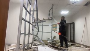Демонтаж офисного помещения. Демонтаж перегородок и потолка