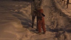 Challenge снеговик. Мама играет с дочкой в снегу. Крошку Вероничку закопали в снегу