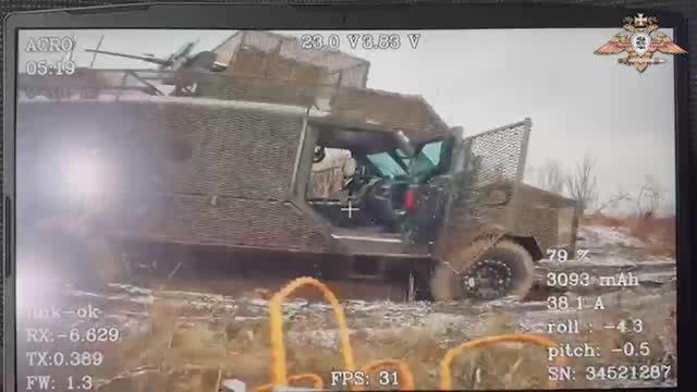 🛫💥⚡FPV-дрон разведки 132 омсбр: попадание прямо в кабину бронеавтомобиля