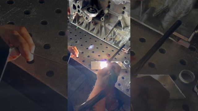Сколько выставлять расход газа для сварки алюминия?)
