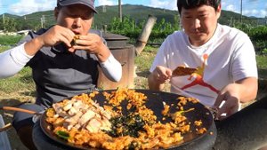 김치 가득 넣은 김치볶음밥과 솥뚜껑 삼겹살의 조합! (Kimchi Fried Rice & Grilled Samgyeopsal) 요리&먹방!! - Mukbang eating sho