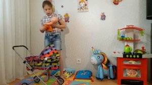 Вика и Ника играют в челлендж шоколад или настоящее