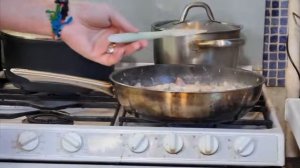 Мягкие куриные сердечки с желудками и печенью в сливочной подливке