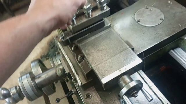 Простым способом поправил продольный Винт на токарном станке. Или как убрать люфт.