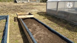 Весна выгнала на улицу. Мастерим новые грядки.