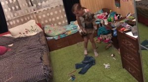 Ругает собаку за беспорядок в комнате )))