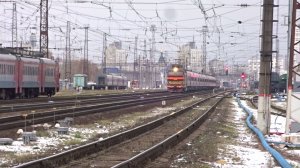 Электровоз ЧС4т-310 с пассажирским поездом отправляется со станции Нижний Новгород Московский