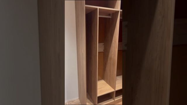Стильный спальный гарнитур и вместительная гардеробная 👍