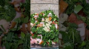 Очень лёгкий салат  с копчёным окорочком.