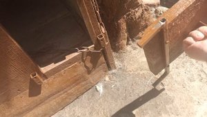 Простая и надёжная дверка на будку.