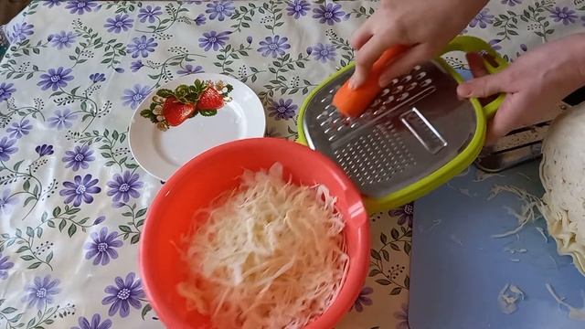 Салат из свежей капусты с морковью .Очень вкусный и простой в приготовлении салатик.