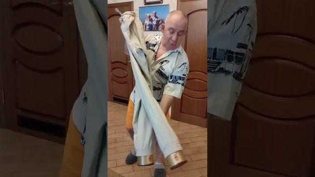 Надеть штаны с очень узкими резинками на голени можно