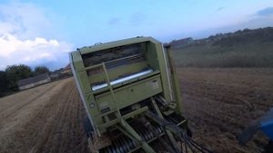 прессую ячмённую солому животноводству