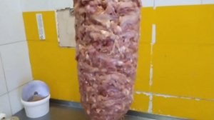 как правильно насаживать мясо для шаурму🤔🤔🤔