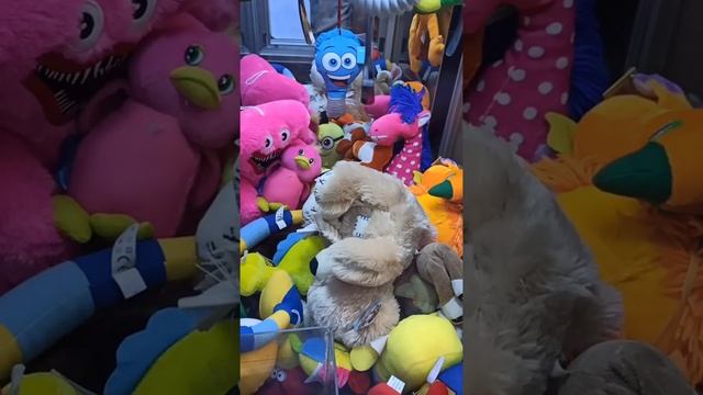 ИГРАЕМ НА КЛАССНОГО МЕДВЕДЯ 🐻 В АППАРАТЕ С ИГРУШКАМИ ХВАТАЙ-КА /crane machine game