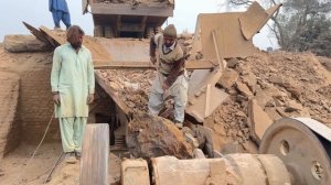 Строительство, дробление щебёнки