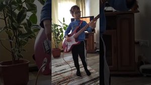 Nirvana на электрогитаре,Smells like teen spirit.