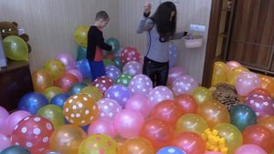 Комната шариков. Лопаем шарики. Ищем сюрпризы щенячий патруль и герои в масках