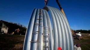 строительство бескаркасного ангара(четвертая часть) установка купола краном,прокатка железа станком