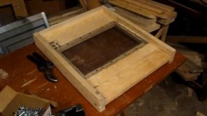 Как сделать простое деревянное сетчатое дно для улья.How to make a wooden mesh bottom for the hive